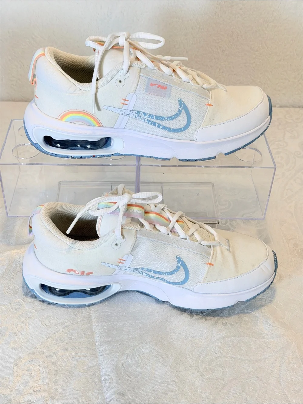 Nike sneakers pale